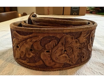 Cinturón de cuero marrón vintage repujado a mano con diseño floral y hebilla, 43" x 2".