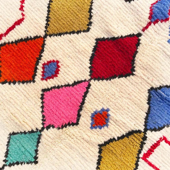 手作りモロッコのアジラルウールラグ：カラフルな幾何学模様のベルベル