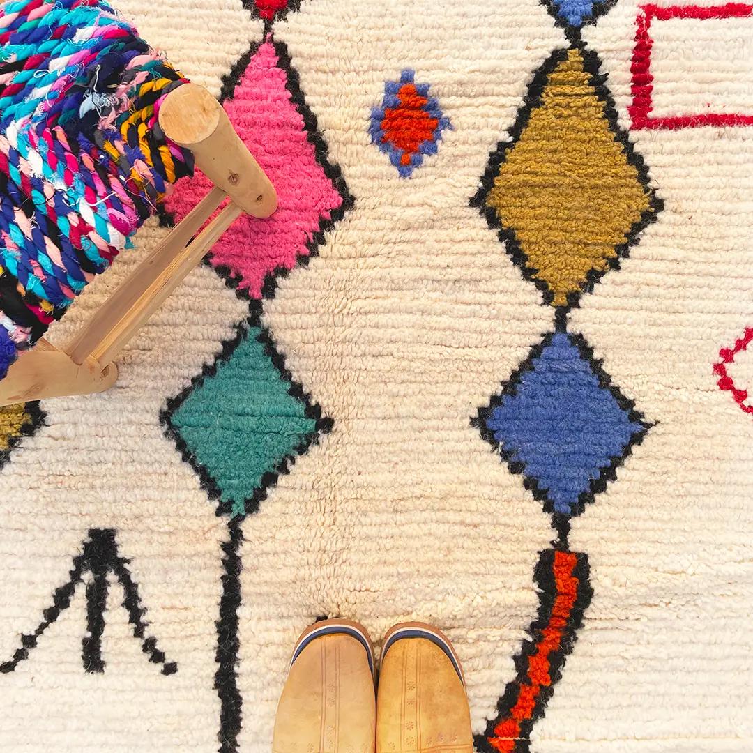 手作りモロッコのアジラルウールラグ：カラフルな幾何学模様のベルベル
