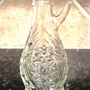 Vintage Pressed Glass Cruet with Stopper – Elegant Hexagonal Starburst Pattern – Clear Glass Vinegar or Oil Decanter
