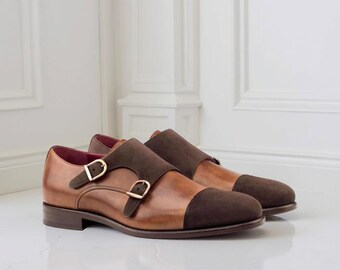 Zapatos de hombre con doble hebilla en marrón, de cuero y ante, con puntera.