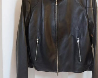 Svart motojacka i äkta läder, minimalistisk bikerstil, dam, cafe racer