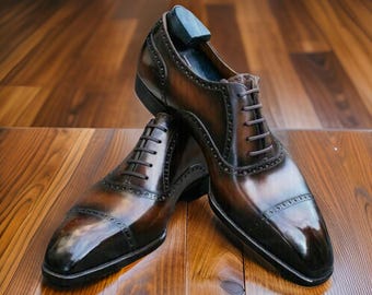 Zapatos Oxford de piel hechos a mano con puntera reforzada, color marrón.