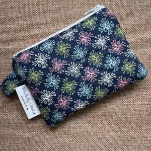 Cartera con cremallera hecha a mano - Azul marino con destellos en rosa, azul, verde y blanco, algodón acolchado, 12,7 x 8,9 cm, neceser pequeño, monedero, regalo para ella
