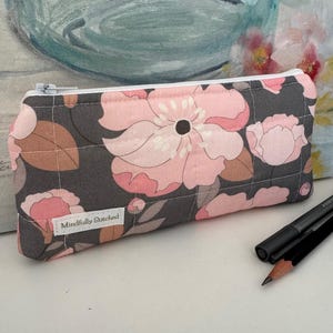 Estuche acolchado para lápices y gafas Blushwood Bloom – Bolsa de tela de 20 x 13 cm – Bolsa con cremallera hecha a mano para bolígrafos, brochas de maquillaje, tampones o gafas
