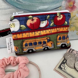 Cartera con cremallera hecha a mano con temática escolar: autobuses, útiles escolares y manzanas. Algodón acolchado. 12,7 x 8,9 cm. Regalo para profesores. Monedero.