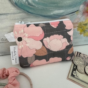 Monedero acolchado Blushwood Bloom hecho a mano – 100 % algodón con cremallera