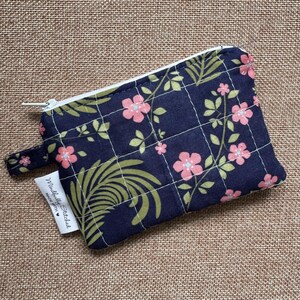 Bolsa con cremallera hecha a mano - Azul marino con hojas verdes y flores rosas, algodón acolchado, 12,7 x 8,9 cm, bolsa pequeña para cosméticos, monedero, regalo para ella