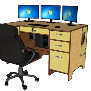 Op de afbeelding: Een licht houten computerbureau met drie monitoren, een zwarte bureaustoel en een schuiflade aan de rechterkant.