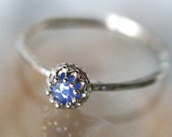 Anillo de compromiso de oro blanco de 14 quilates con zafiro de talla rosa azul, anillo de piedras preciosas, anillo apilable, ecológico, anillo de oro reciclado - Hecho a medida para ti