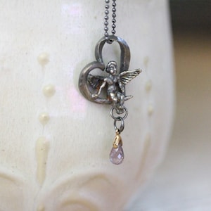 Kleiner Cupid Sterling Silber Herz Saphir Anhänger, recycelte Sterling Halskette, Geburtsstein, Statement Halskette - Schiff in den nächsten 9 Tagen