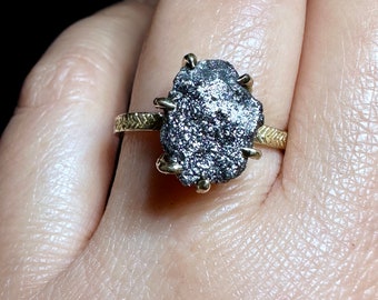 Roher schwarzer Diamant 14K Gelbgold Ring, Umweltfreundlich, Edelstein Ring, Stapelring, Verlobungsring - auf Bestellung