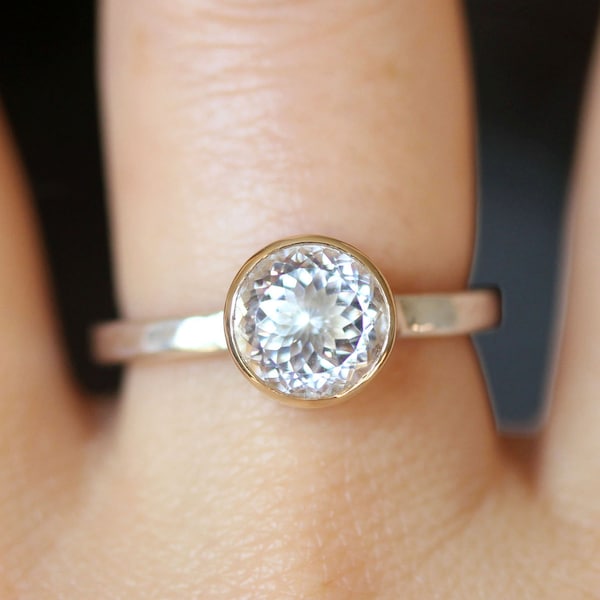 Anillo de topacio blanco en plata de ley y oro de 14 quilates, anillo con piedras preciosas, anillo apilable, corte portugués (edición limitada) - Hecho a medida.