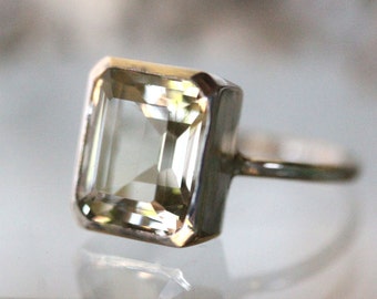 Anillo de plata de ley con amatista verde talla esmeralda, anillo de cóctel, anillo con piedras preciosas, oro reciclado, ecológico, sin níquel. Hecho a medida.