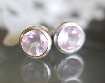 Puede incluir: Un par de pendientes de botón de plata con piedras preciosas de cuarzo rosa.