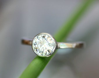 Anillo de compromiso de oro de 14 quilates con diamante cultivado en laboratorio de 6,5 mm, anillo apilable, anillo de oro reciclado - Hecho a pedido