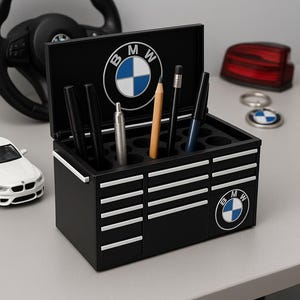 車愛好家向けツールボックスペンホルダー | 自動車用デスクオーガナイザー | ドイツのエンジニアリングにインスパイアされたガレージ装飾 | 車好きへのギフト