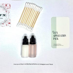 Puede incluir: Un surtido de suministros de prótesis ECFX, que incluye dos botellas pequeñas con tapas negras, bastoncillos de algodón y un paquete de aplicación. El logotipo de ECFX es visible, junto con el texto "Film Quality Prosthetics".
