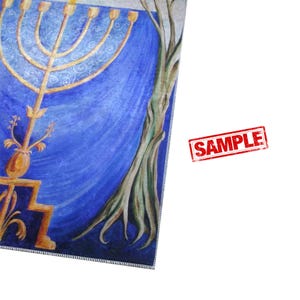 Pu&ograve; includere: Un dipinto ad acquerello con un candelabro dorato, un albero e uno sfondo blu. La parola "SAMPLE" &egrave; stampata in rosso. L'opera d'arte ha un tema religioso.