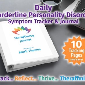 Może przedstawiać: Biały segregator z napisem "Daily Borderline Personality Disorder Symptom Tracker & Journal". Okładka zawiera logo "theraffinity journal" i imię "Mark Thomas". Pomarańczowa gwiazda zawiera napis "10 Tracking Pages (and more)."