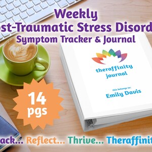 Pode incluir: Uma pasta branca com o texto "Weekly Post-Traumatic Stress Disorder Symptom Tracker & Journal" e "theraffinity journal" em texto azul. A pasta tem um design de flor arco-íris e o texto "this belongs to: Emily Davis". Um adesivo em forma de estrela com o texto "14 pgs" está no canto inferior esquerdo da imagem.