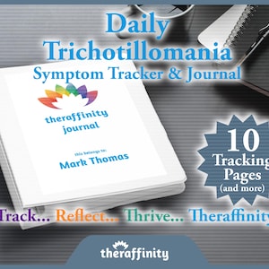 Puede incluir: Un diario blanco con un diseño de flor arcoíris y el texto "theraffinity journal" y "this belongs to: Mark Thomas". El diario se titula "Daily Trichotillomania Symptom Tracker & Journal" y tiene una estrella azul con el texto "10 Tracking Pages (and more)". El texto "Track... Reflect... Thrive... Theraffinity" está debajo del diario. El diario está sobre una superficie gris.