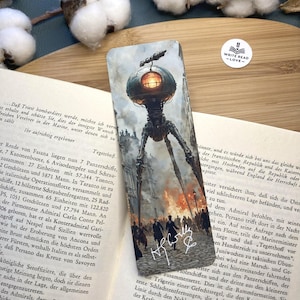 Könnte beinhalten: Lesezeichen mit einer Science-Fiction-Illustration einer dreibeinigen Kriegsmaschine, die eine Stadt angreift, mit Figuren, die im Vordergrund fliehen. Das Lesezeichen hat eine Signatur und den Text "WRITE READ -LOVE-".