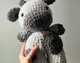 Vaca de peluche tejida a mano