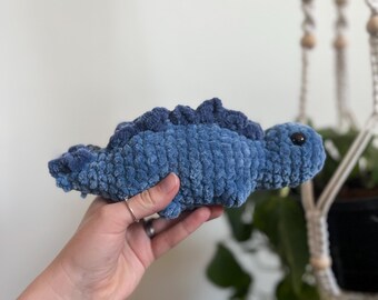 Adorable dinosaurio de peluche de ganchillo hecho a mano: un estegosaurio suave y tierno.