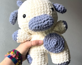 Vaca de peluche tejida a mano