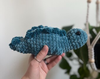 Adorable dinosaurio de peluche de ganchillo hecho a mano: un estegosaurio suave y tierno.