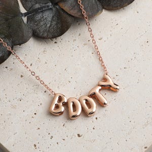 Collar con letras tridimensionales, regalo para ella, collar minimalista, collar delicado, collar sentimental, joyería de aniversario