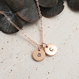 Collar con monograma de disco personalizado: elegante y atemporal, un regalo para ella, collar minimalista, plata de ley, delicado collar.