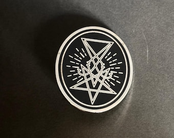 Pin de esmalte renacentista satánico, plateado y negro