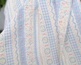 Blått blommigt muslintyg, krusat dubbelt gasvävt bomullstyg, mjukt muslin i metervara, andningsbart klädtextil, sömnadsmaterial