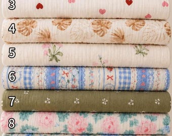 Blommigt muslintyg, krusat dubbelt gasvävt bomullstyg, mjukt muslin i metervara, andningsbart klädtextil, sömnadsmaterial