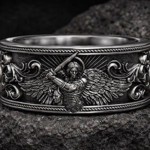 Anillo del Arcángel San Miguel, joyería de plata de ley con espada de ángel guerrero y cabeza de demonio. imagen 2