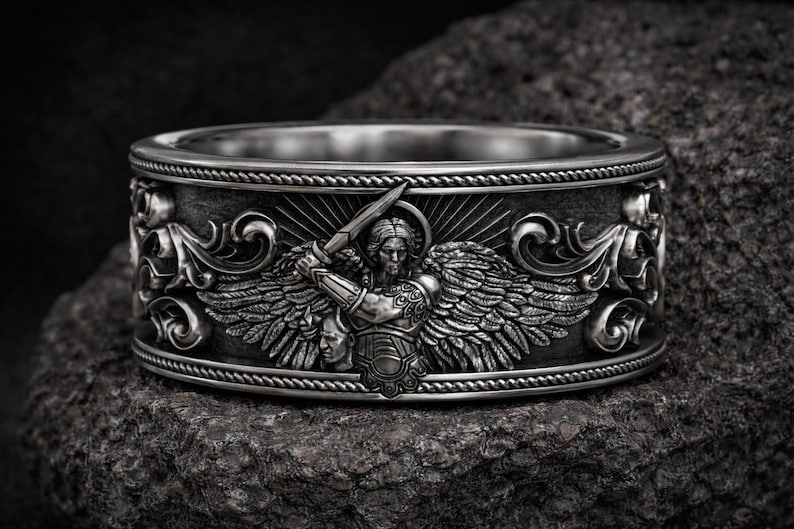 Anillo del Arcángel San Miguel, joyería de plata de ley con espada de ángel guerrero y cabeza de demonio. imagen 2