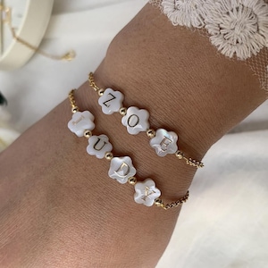 Personalisiertes Glücksklee Armband mit Buchstabe | Personalisierter Schmuck für Muttertags-, Omas-, Braut- & Freundschaftsgeschenke