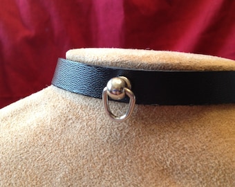 Small Knocker-type Ring with Leather Collar