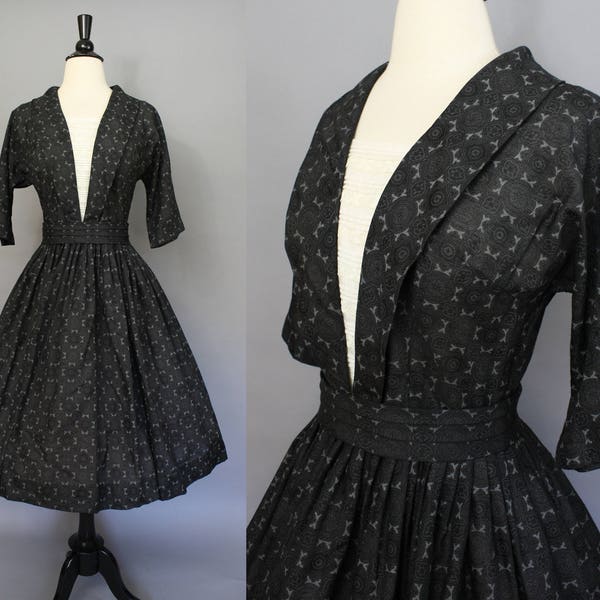 vintage 50s medallion print dress || 1950s Jerell Jr. charcoal black and gray day dress || dolman sleeve full skirt lace inset || S to M