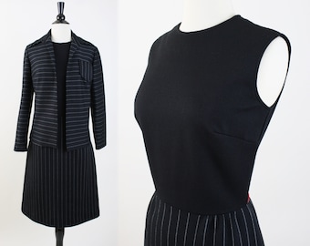 vintage traje de vestido de los años 70 / 1970s vestido conjunto de dos piezas con chaqueta / Kay Windsor vestido negro sin mangas y chaqueta delantera abierta / medio