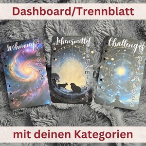 Könnte beinhalten: Drei farbenfrohe Planerseiten mit Galaxie-, Konstellations- und Himmelsdesigns. Die Seiten sind mit "Wohnung", "Lebensmittel" und "Challenges" beschriftet.