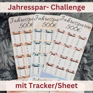 Könnte beinhalten: Drei druckbare Blätter für eine 500 Euro Jahres-Spar-Challenge. Jedes Blatt ist in 12 Monate unterteilt mit Kästchen zum Verfolgen der Sparbeträge. Die Blätter sind in Rosa, Blau und Weiß mit schwarzem Text.