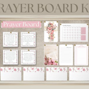 Puede incluir: Un kit de tablero de oración rosa y blanco con una cruz floral, un planificador mensual y varias tarjetas de Escrituras. El tablero está hecho de una tela beige con textura de arpillera.