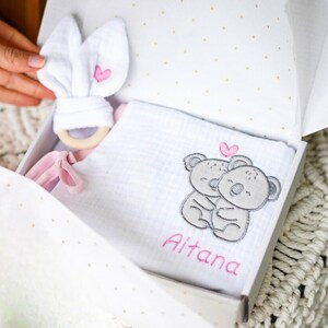 Regalo recién nacido, pack new born personalizado con nombre del bebé. Babero-camiseta y mordedor de madera. Bautizo, babyshower, nacimiento
