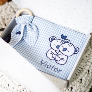 Regalo recién nacido personalizado con nombre del bebé azul. Babero-camiseta y mordedor de madera. Regalos bautizo, babyshower, nacimiento