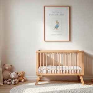 Puede incluir: Una habitaci&oacute;n infantil con una cuna de madera clara, una impresi&oacute;n enmarcada de "The Tale of Peter Rabbit" y ositos de peluche. La habitaci&oacute;n est&aacute; decorada en tonos neutros, con una alfombra y cortinas blancas.