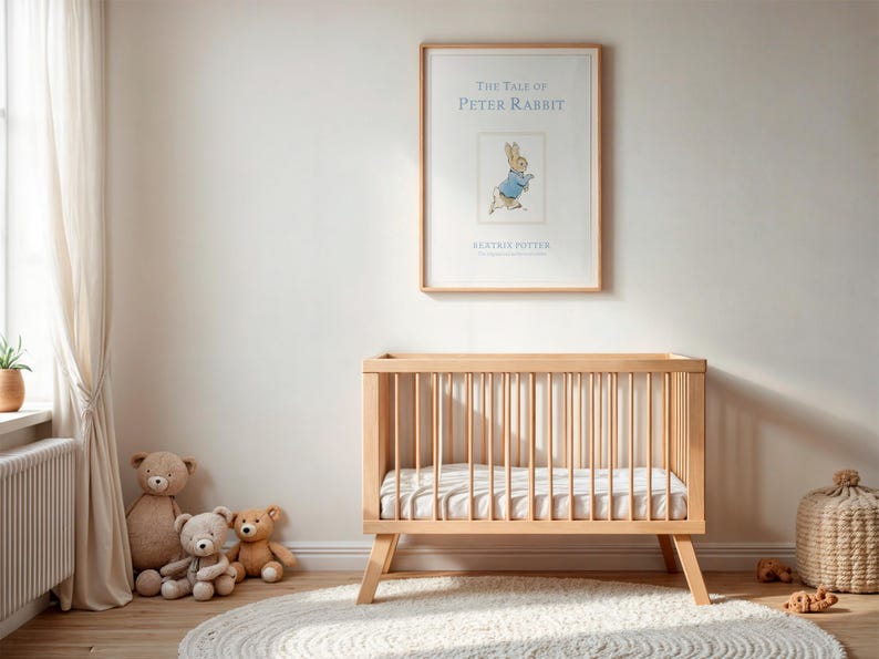 Puede incluir: Una habitaci&oacute;n infantil con una cuna de madera clara, una impresi&oacute;n enmarcada de "The Tale of Peter Rabbit" y ositos de peluche. La habitaci&oacute;n est&aacute; decorada en tonos neutros, con una alfombra y cortinas blancas.