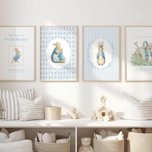Puede incluir: Cuatro impresiones art&iacute;sticas enmarcadas con ilustraciones de Peter Rabbit. Las impresiones tienen una combinaci&oacute;n de colores azul claro y blanco. La primera impresi&oacute;n tiene el texto "The Tale of Peter Rabbit". Las otras presentan ilustraciones de conejos.
